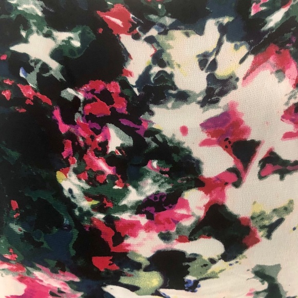 Beautiful Sleeveless Blouse - Picture 5 of 9